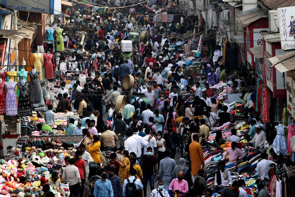 Viele Menschen gehen über einen Markt in Mumbai. Ob die Weltbevölkerung tatsächlich genau am 15. November die Acht-Milliarden-Marke knackt, ist doch sehr fraglich.