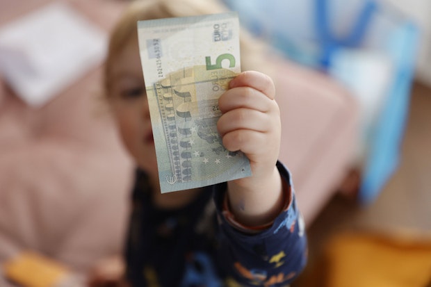 Mehr Kindergeld ab 1. Januar 2023 als geplant: SO viel bekommen ...