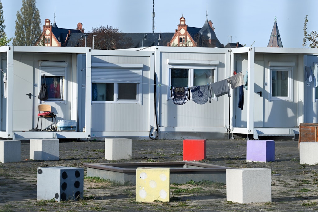 Die Container am Columbiadamm auf dem Tempelhofer Feld in Berlin sind Unterkünfte für Geflüchtete. Die abgeschlossenen Wohneinheiten bieten Platz für mehr als 1000 Flüchtlinge. Doch Berlin braucht weitere Plätze für geflüchtete Menschen. 