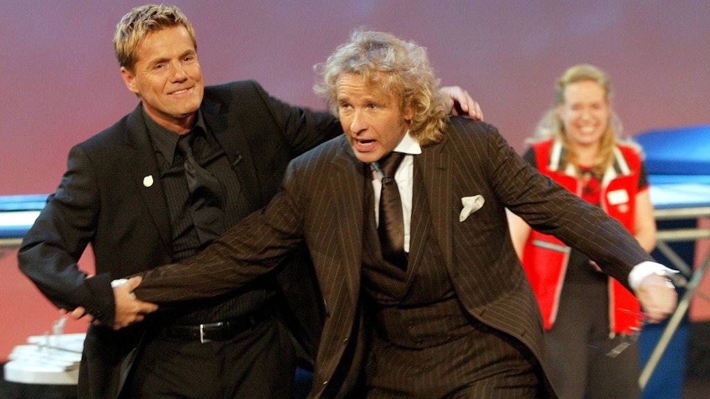 Damals war er noch Musiker: Dieter Bohlen (li.) packt Moderator Thomas Gottschalk. Wetten, dass...? im Jahr 2003. 