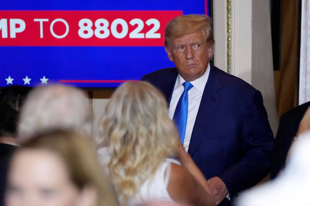 Donald Trump bei einer Wahlparty in seinem Ferienclub Mar-a-Lago. Der Ex-Präsident soll nach Bekanntwerden der Ergebnisse seine Berater angeschrien haben.