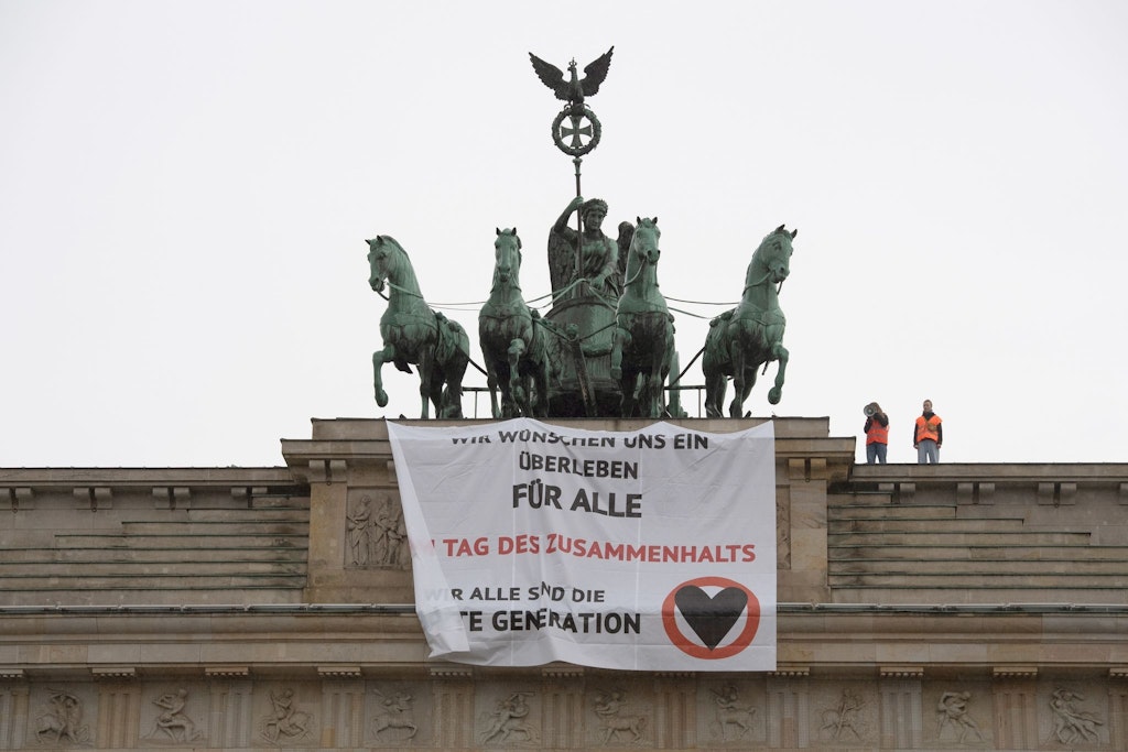 Aktivisten der Letzten Generation kletterten auf das Brandenburger Tor.