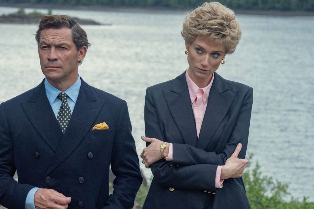Dieses von Netflix veröffentlichte Bild zeigt Dominic West als Prinz Charles (links) und Elizabeth Debicki als Prinzessin Diana in einer Szene aus „The Crown“.
