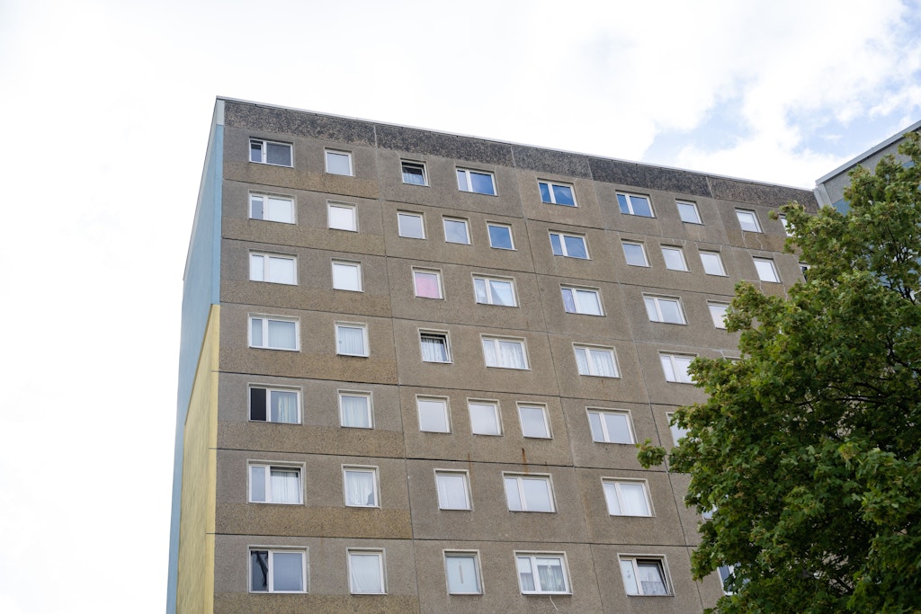 In vielen Kommunen im Osten Deutschlands entstanden nach 1990 Einkaufszentren, die vielerorts unter Leerstand leiden. Wie hier in Cottbus ist es Aufgabe der Politik, kippende Plattenbauviertel neu zu beleben. (Symbolfoto)