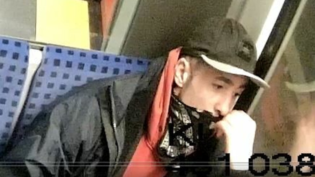 Dieser Mann soll einer Frau in der S-Bahn die Tasche geraubt haben.