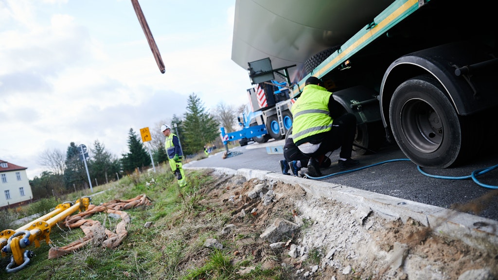 Der Fahrer des Schwerlasttransporters wechselt einen platten Reifen