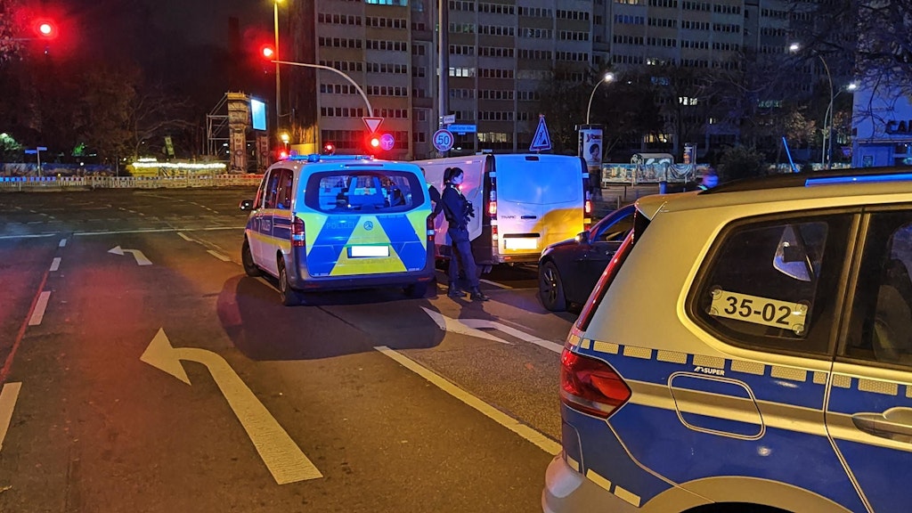 Eine irre Verfolgungsjagd lieferte sich der Fahrer eines Kleintransporters mit der Polizei.