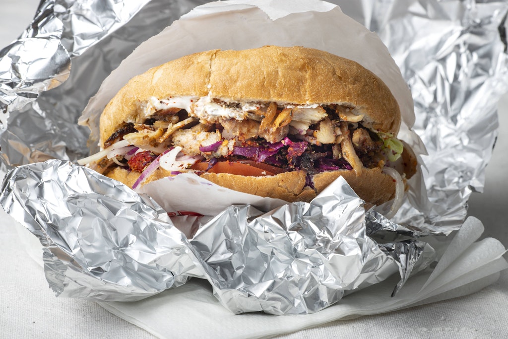 Mit dieser Art Döner hat der Adlon-Döner nichts gemein. Mit Trüffeln kommt das Fladenbrot mit Kalbsfleisch und Salaten auf 29 Euro. 