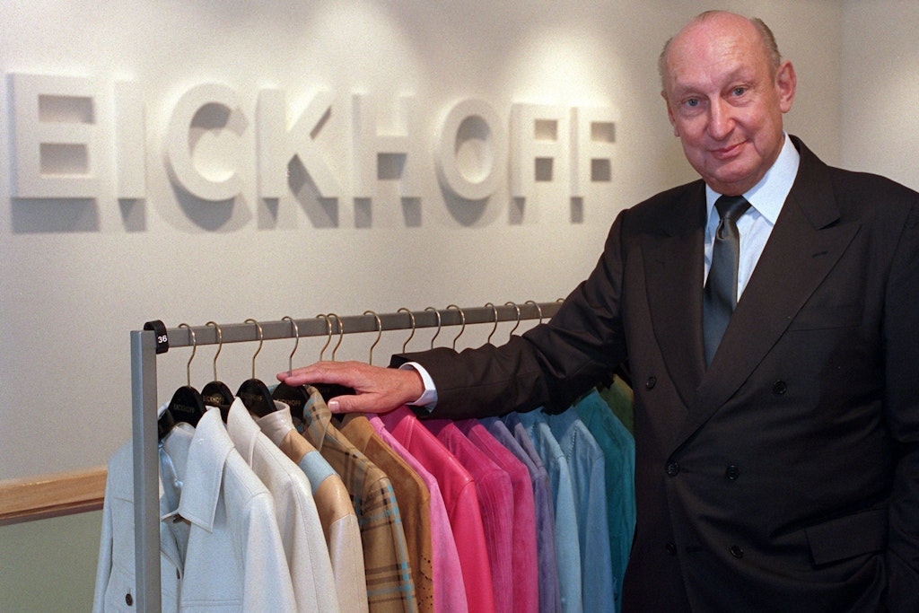 Modeeinzelhändler Albert Eickhoff in seinem Laden auf der Düsseldorfer Kö im Jahr 2001: Er schaute sich die Mode nur auf dem Bügel an.