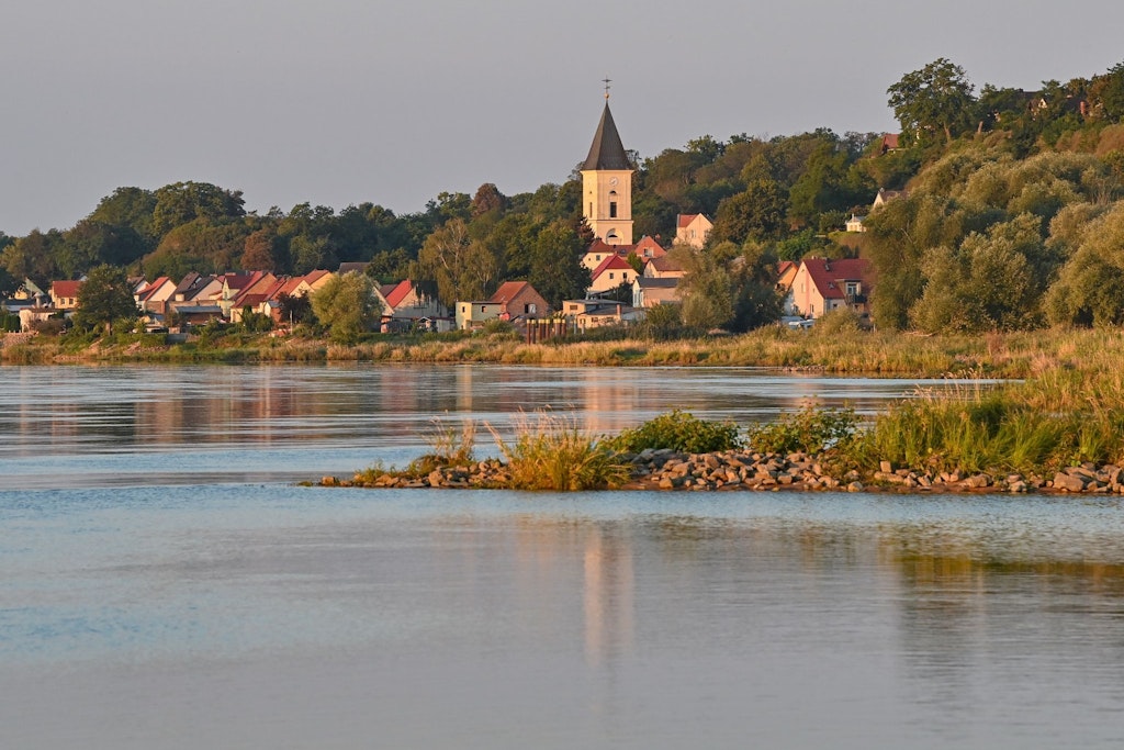 Der kleine Ort Lebus im Morgenlicht am deutsch-polnischen Grenzfluss Oder. 