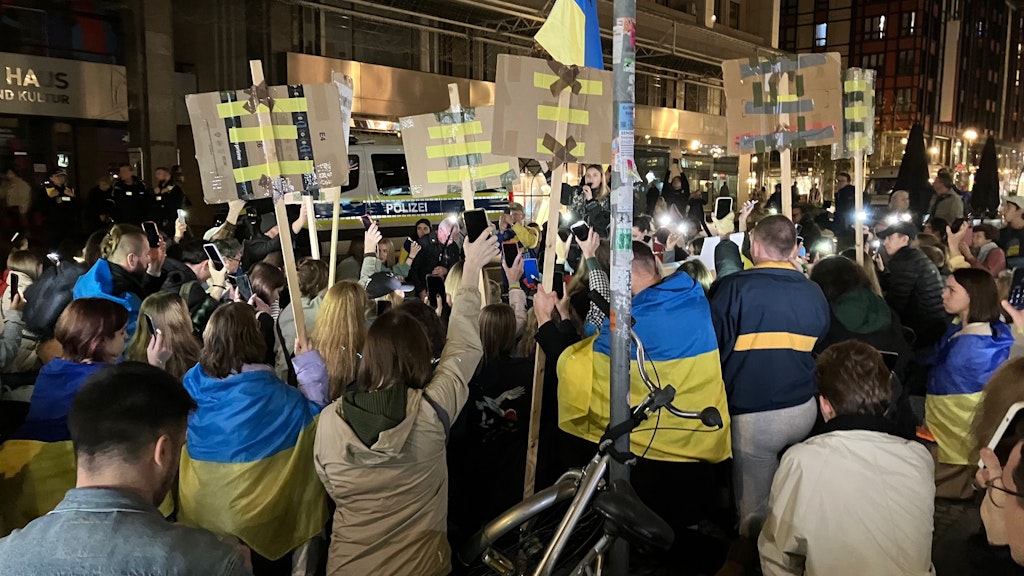 Ukrainer und deren Unterstützer demonstrierten bereits im Oktober gegen das Russische Haus.