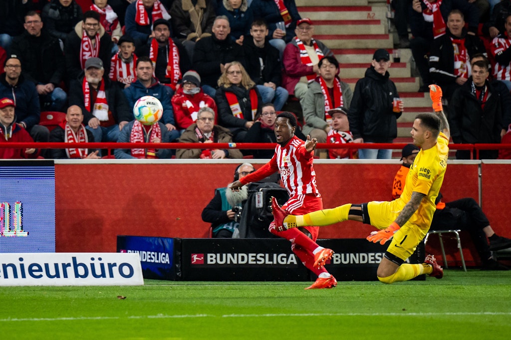 Rafal Gikiewicz musste Unions Sheraldo Becker vor dem 0:1 ziehen lassen. Sonst hätte Augsburgs Keeper Rot riskiert.