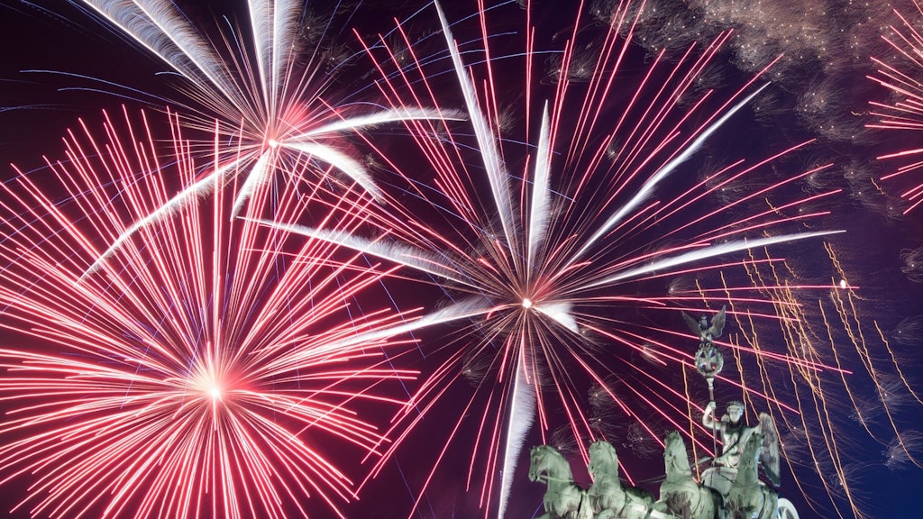 Ein Feuerwerk ist während Deutschlands größter Silvesterparty hinter dem Brandenburger Tor zu sehen. 