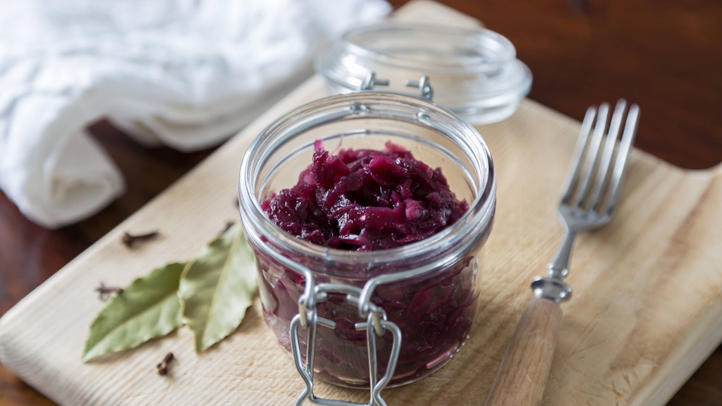 Am einfachsten geht es mit küchenfertigem Rotkohl.