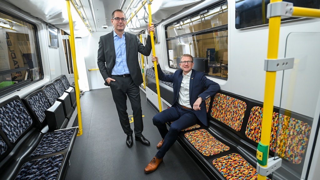 Jure Mikolcic (l), CEO der Stadler Division Deutschland, und Rolf Erfurt, Vorstand Betrieb der BVG.