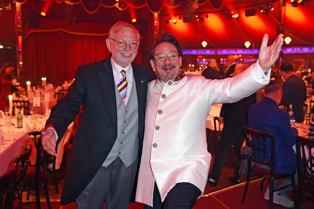 Palazzo-Gastgeber Hans-Peter Wodarz (l.) und Palazzo-Chef Kolja Kleeberg begrüßen freudig die Premierengäste in Berlin.