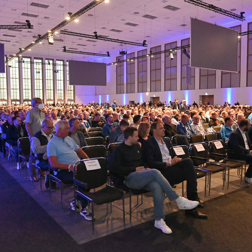 Sonntag steigt um 11 Uhr Herthas Mitgliederversammlung in der Messehalle. Ein Sieg gegen Köln könnte die Stimmung etwas aufhellen.