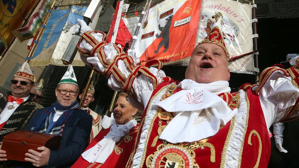 2019: Reinhard Naumann (SPD,2.v.l.), Bezirksbürgermeister von Berlin-Charlottenburg, nimmt vor dem Rathaus am Rathaussturm des Festkomitees Berliner Karneval mit dem Prinzenpaar der Stadt Berlin, Prinz Klaus I (r). und Prinzessin Jessica I. teil. 