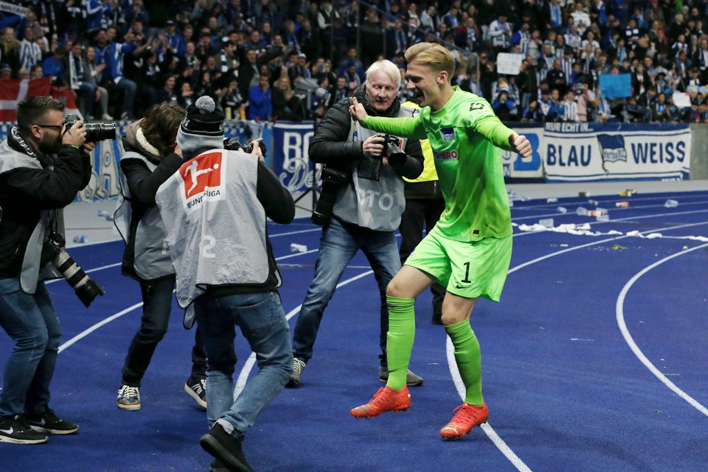 Herthas Torwart Oliver Christensen tanzt vor den Fans der Ostkurve. 