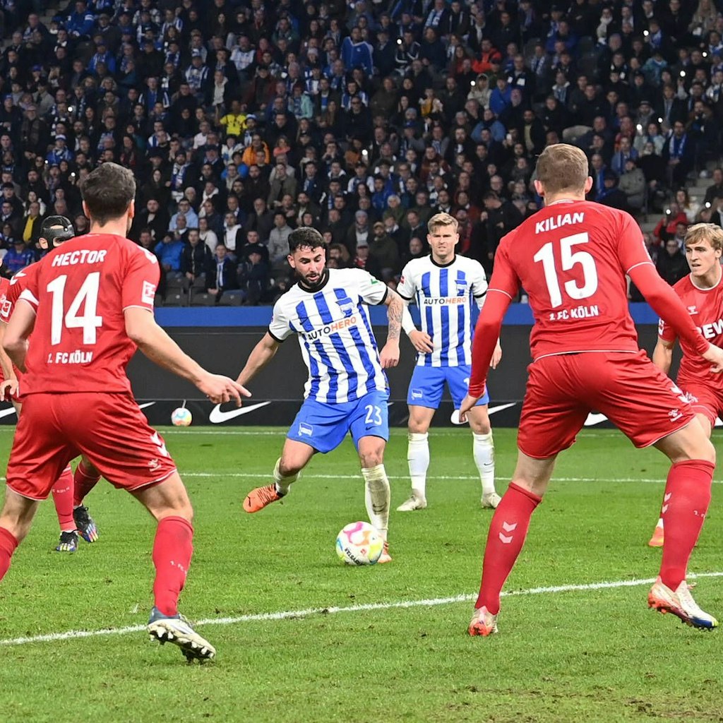 Herthas Marco Richter nimmt Maß und trifft zum 2:0 gegen Köln.