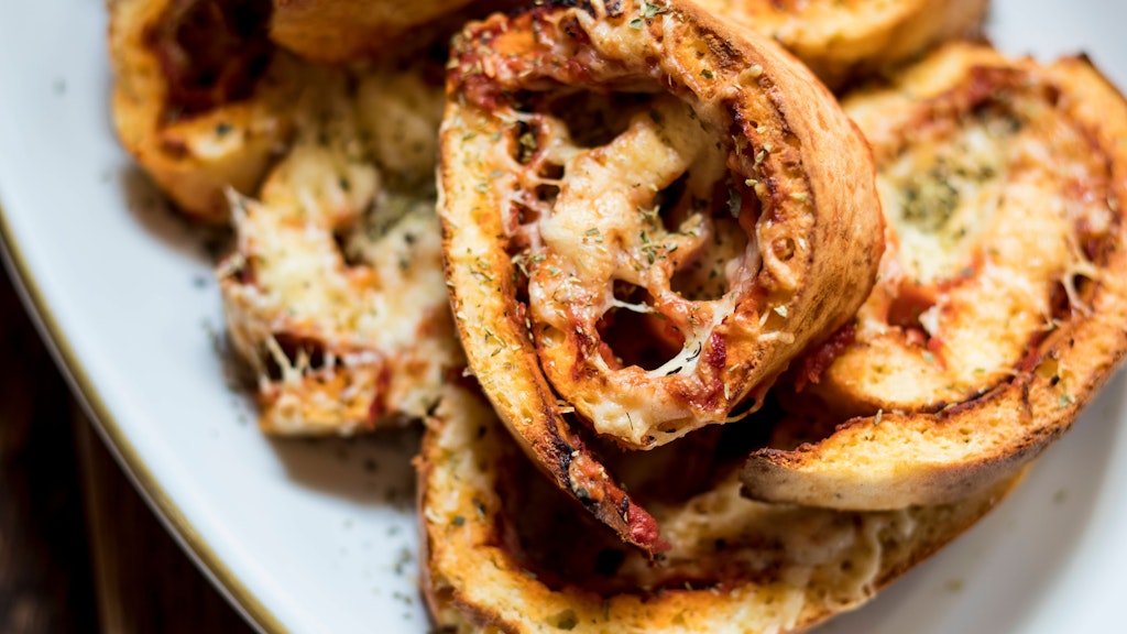 Natürlich können Sie die Füllung der gerollten Pizzabrötchen variieren.