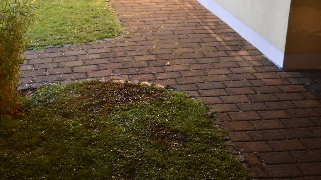 Weilheim: Auf dem Rasen bei einem Einfamilienhaus sind Blutspuren zu sehen.