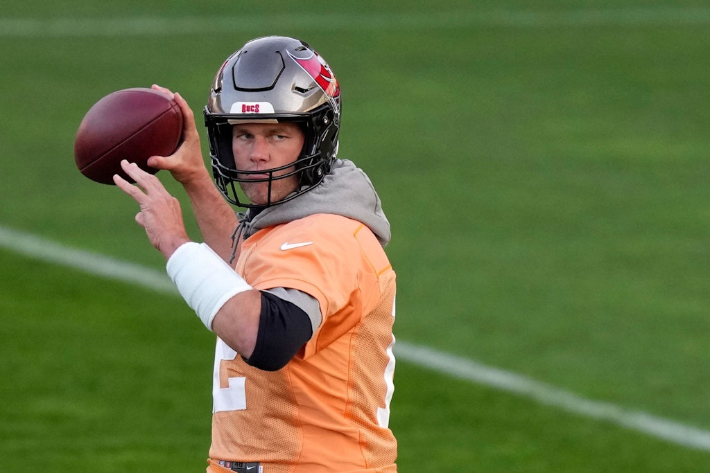 Im orangefarbenen Trainingsleibchen: Buccaneers-Quarterback Tom Brady trainiert Würfe in München