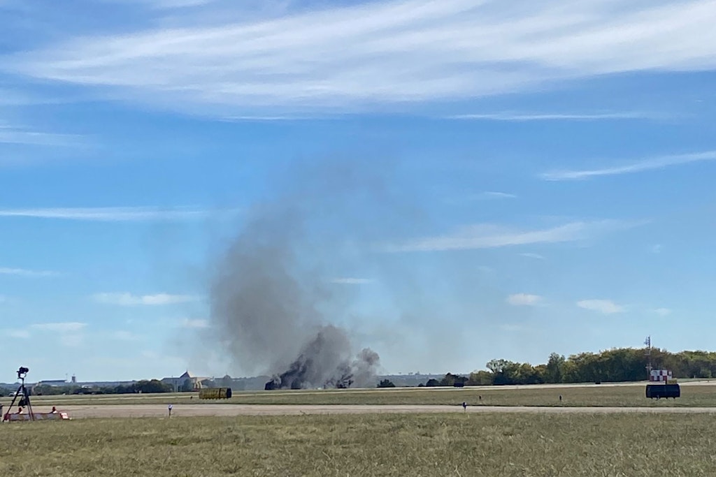 Bei einer Flugschau in Dallas sind ein Bomber und ein Jagdflugzeug aus Zeiten des Zweiten Weltkrieges kollidiert. Das Foto stammt von Twitter. 