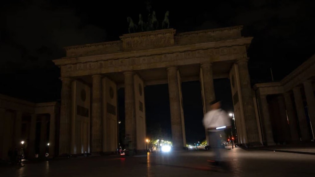 Kaum zu erkennen: Das Brandenburger Tor bleibt nachts dunkel.