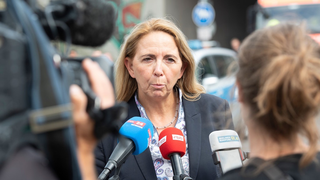 Die Polizeipräsidentin Barbara Slowik fordert Möglichkeiten, die Protestierenden länger in Gewahrsam zu nehmen.