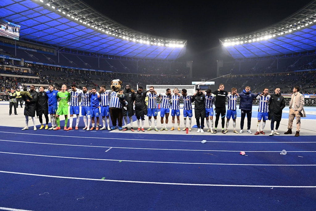Herthas Profis feierten den Heimsieg gegen Köln mit den Fans in der Ostkurve. 