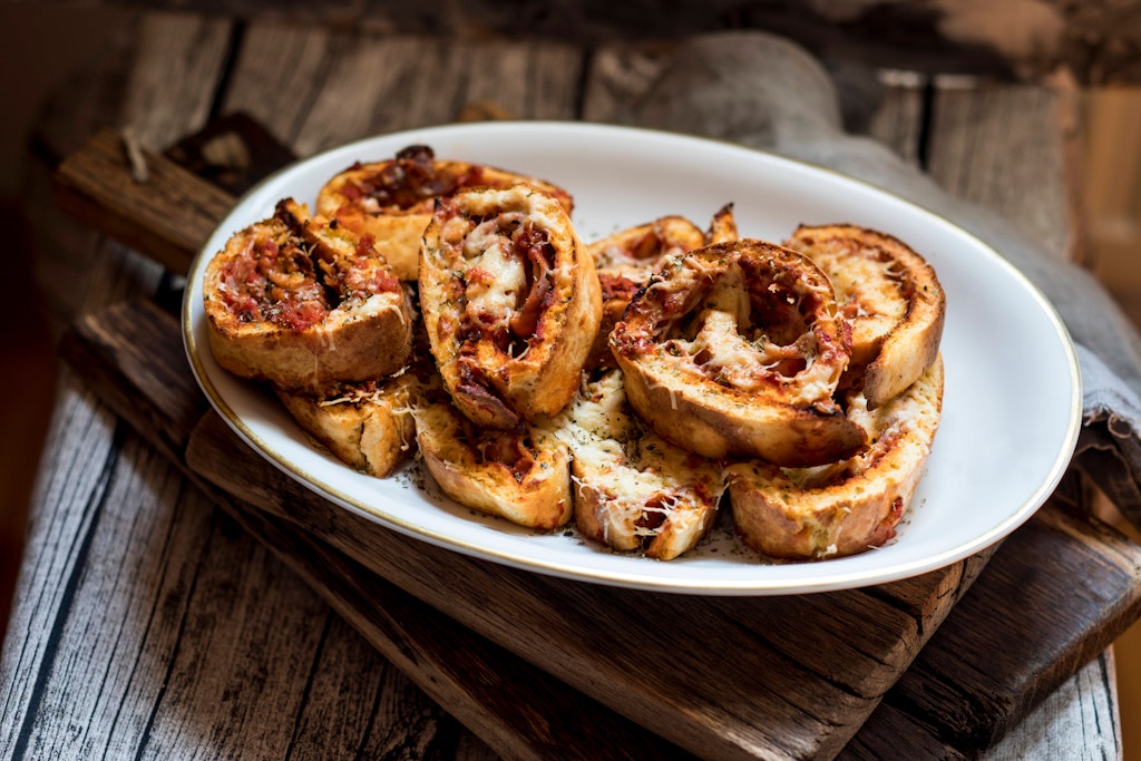 Die gerollten Pizzabrötchen sind unglaublich lecker.