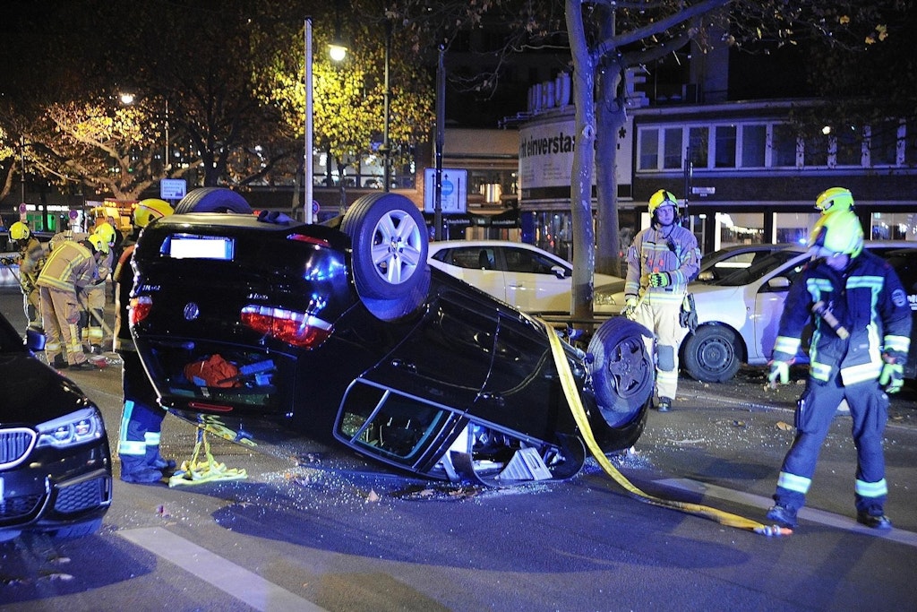 Auf dem Kudamm überschlug sich bei einem Unfall ein VW Golf.