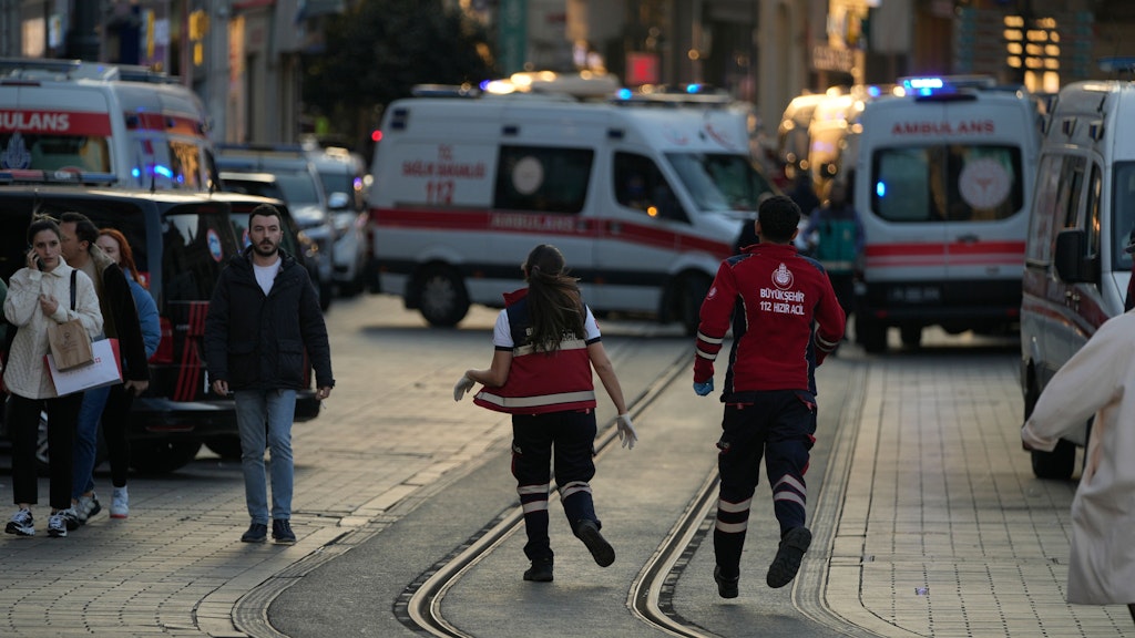 Rettungskräfte sind in großer Zahl in die Innenstadt von Istanbul gefahren.