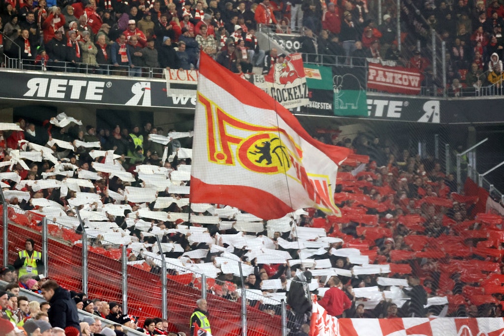Die Unionfahne kann weiter in allen Ehren durch die Bundesliga-Stadien getragen werden.