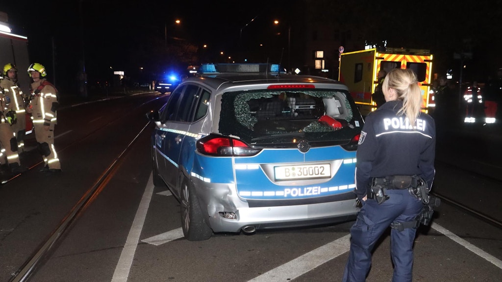 In Prenzlauer Berg, a driver crashed into the back of a police patrol.
