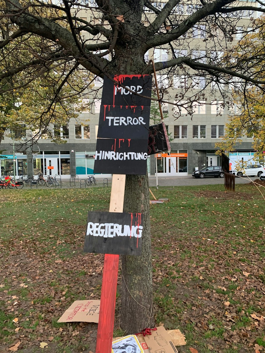 Das wie mit Blut befleckte Schild "islamische" hat der Täter abgerissen und zerbrochen.