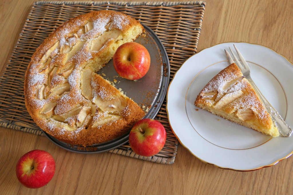 Das geniale Rezept für Apfelkuchen mit Marzipan ist blitzschnell gemacht und total winterlich lecker.