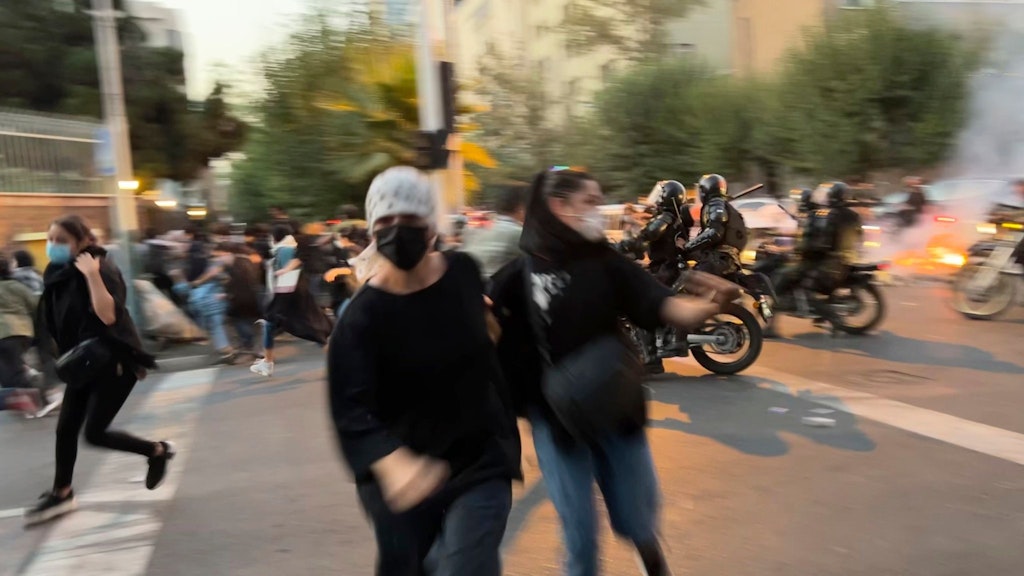 Frauen flüchten in Teheran vor sogenannten „Sicherheitskräften“ auf Motorrädern.