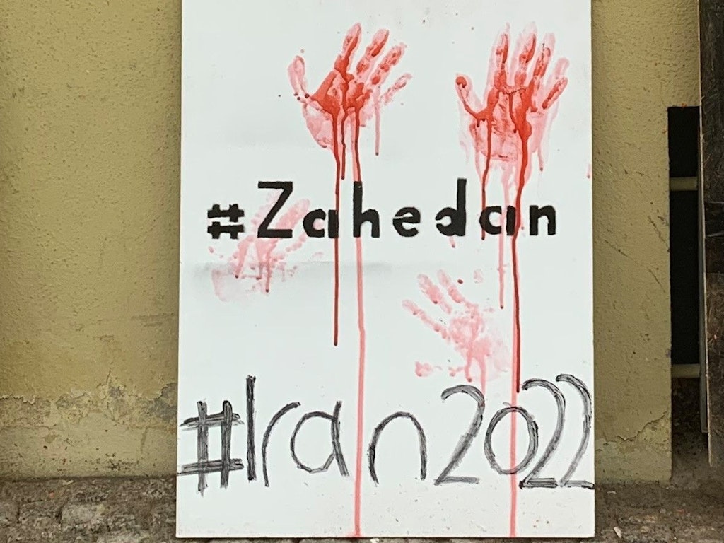 Blutige Handabdrücke mit dem Städtenamen Zahedan: Dort gab es besonders viele tote Demonstranten.