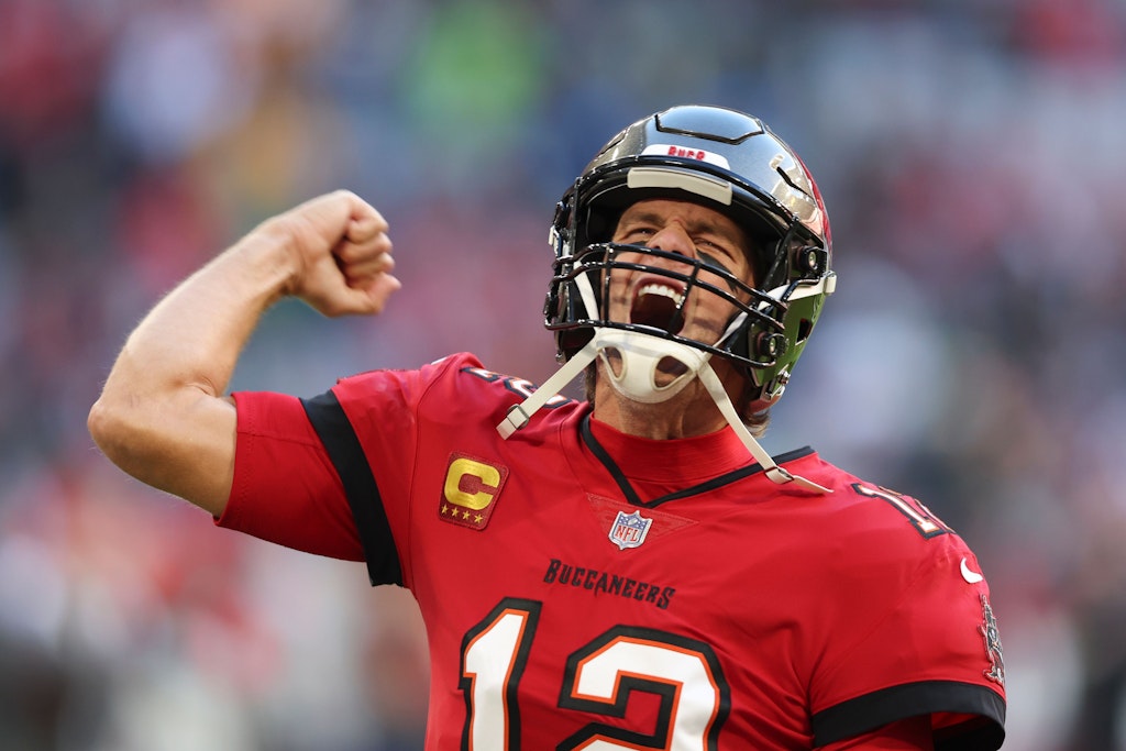 Er ist der Star auf dem Spielfeld und schreit vor Glück: Footballspieler Tom Brady und sein Team Tampa Bay Buccaneers gewinnen das erste NFL-Spiel in Deutschland. 