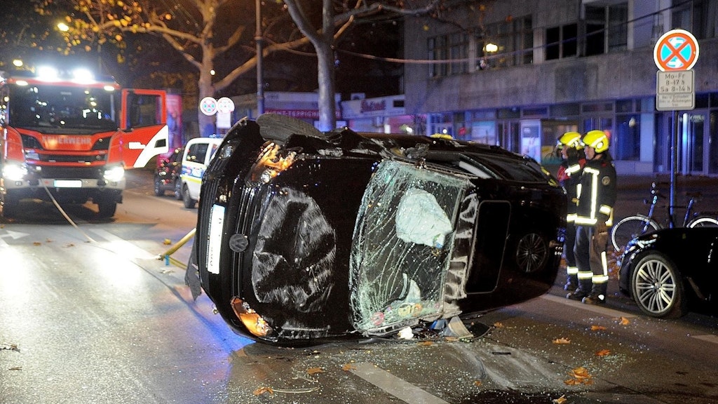 The driver was seriously injured in an accident that happened in the Ku'damm area.