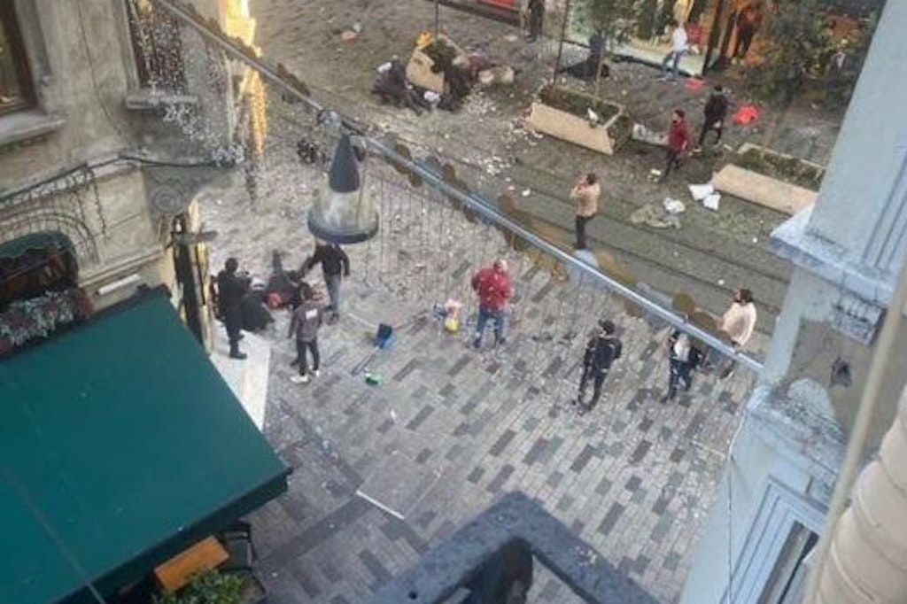 Opfer liegen nach der Explosion in der Istanbuler Einkaufsstraße.