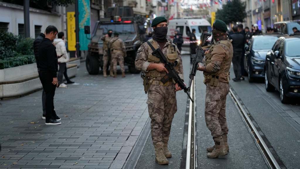 Militär hat die Einkaufsstraße Istiklal in Istanbul abgesperrt.