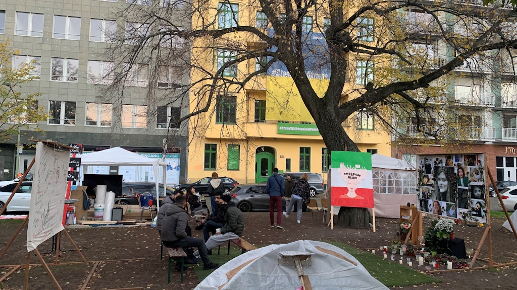 Das Protest-Camp vor der Grünen-Zentrale auf dem Platz vor dem Neuen Tor