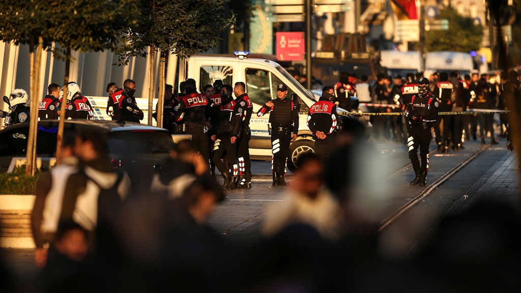 Istanbul: Sicherheitskräfte am Ort der Explosion auf der beliebten Fußgängerzone Istiklal. Emrah Gurel