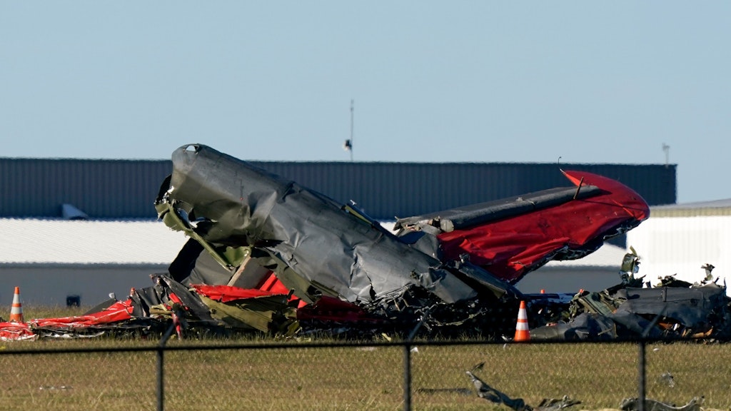 Bei einer Flugshow zum Weltkriegsgedenken im US-Bundesstaat Texas sind am Samstag zwei Flugzeuge zusammengestoßen und abgestürzt.