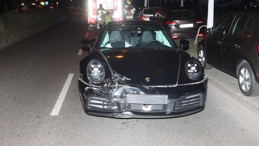 A Porsche 911 crashed in Johannisthal.
