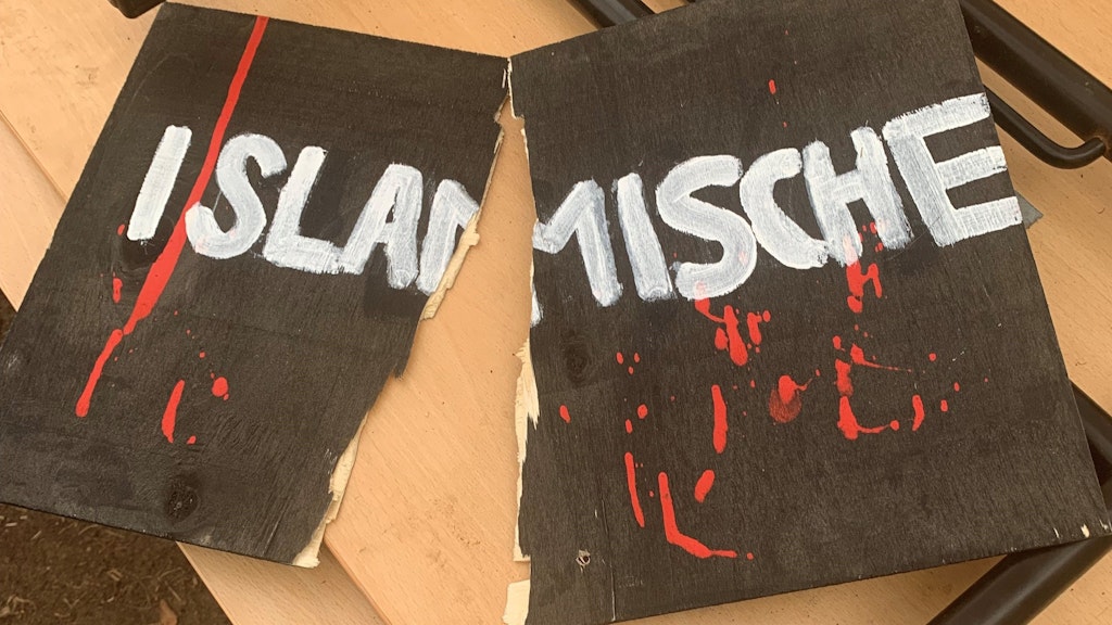 Der Täter zerbrach unter anderem dieses Schild, das mit vier weiteren postulierte: „Mord, Terror, Hinrichtung, islamische Regierung“.