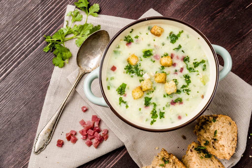 Leckeres Rezept: Die Sellerie-Suppe lässt sich auch prima mit Schinkelwürfeln oder Croutons anrichten.